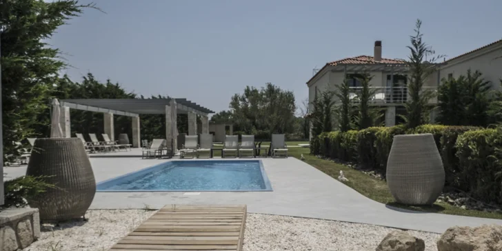 Dokonalost na řeckém Chalkidiki: pronájem moderní dvoupatrové vily až pro 6 osob v blízkosti moře