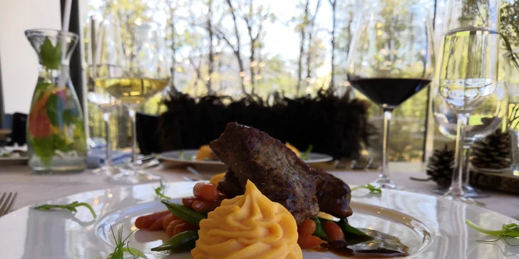 4chodové menu v krásné restauraci: telecí medailonky či steak flambovaný před vašimi zraky