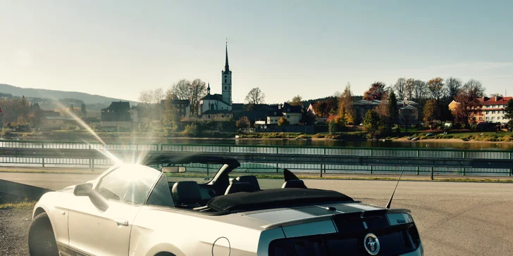Mustang podle výběru na 1 až 12 hod.: 3.7 Shelby nebo 3.7 Cabrio