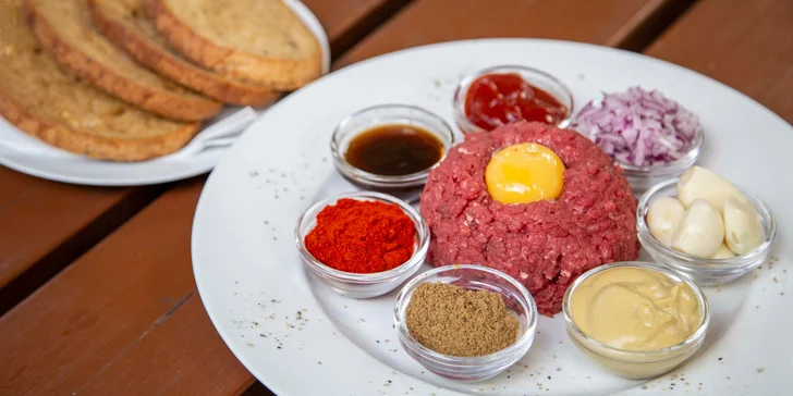 Milovník masa zajásá: 200 nebo 500 g tatarského bifteku z mladého býčka a dozlatova opečené topinky