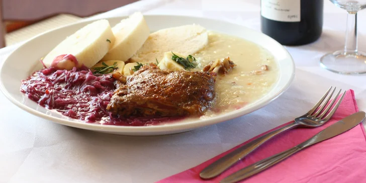 Rozvoz svatomartinského menu pro 2 osoby: husí paštika, stehýnko s variací knedlíků a ovocný knedlík