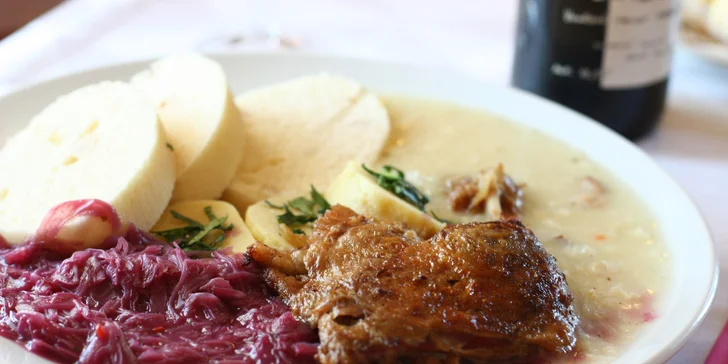Rozvoz svatomartinského menu pro 2 osoby: husí paštika, stehýnko s variací knedlíků a ovocný knedlík