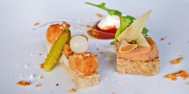 Silvestr v Karlíně: 6chodové menu s nápoji, hudba, akrobacie, tanec i světelná show