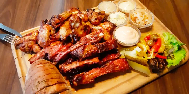 Pořádná nálož vepřových žebírek a kuřecích křidýlek v medové chilli marinádě
