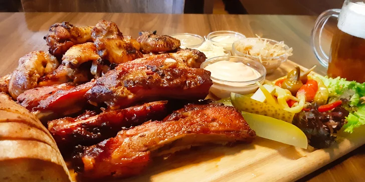 Pořádná nálož vepřových žebírek a kuřecích křidýlek v medové chilli marinádě