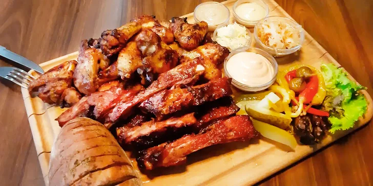 Pořádná nálož vepřových žebírek a kuřecích křidýlek v medové chilli marinádě