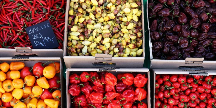 Zaostřeno na chilli: ostré balíčky omáček a šťáv z těch nejpálivějších papriček