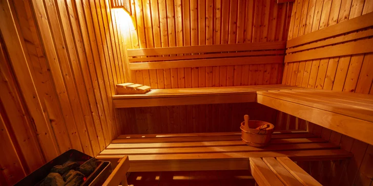 Romantická noc ve wellness: sauna, vířivky, vybavený obývací pokoj i terasa s posezením