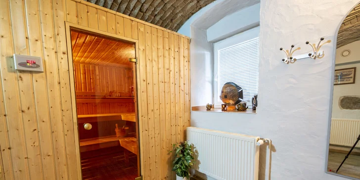 Romantická noc ve wellness: sauna, vířivky, vybavený obývací pokoj i terasa s posezením