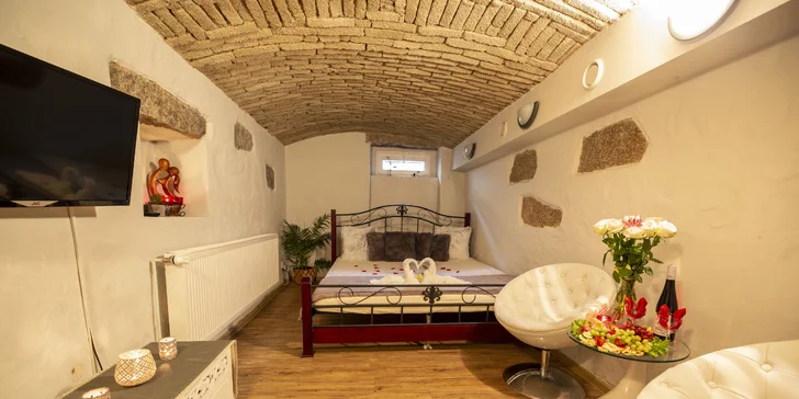 Romantická noc ve wellness: sauna, vířivky, vybavený obývací pokoj i terasa s posezením