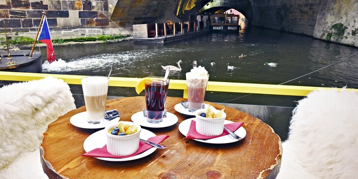 Káva nebo svařák a crème brûlée pro 2 s výhledem na Karlův most