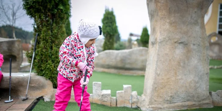 Pobyt pod Ještědem až pro 4 osoby: jídlo a aktivity pro golfisty i rodiny s dětmi