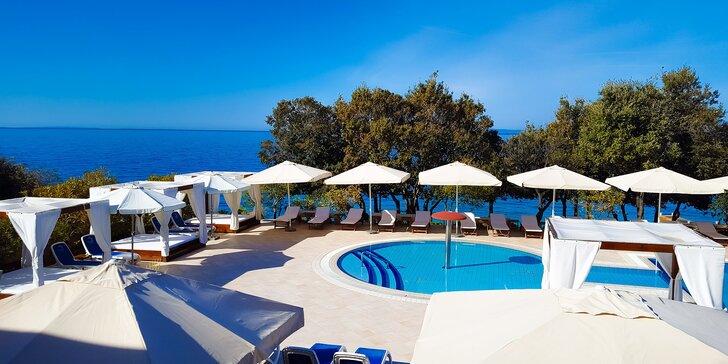 4* odpočinek v Dalmácii pro páry i rodiny: polopenze a bazén neomezeně