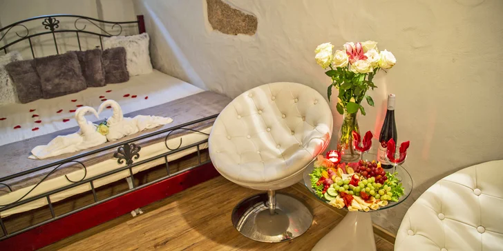 Romantická noc ve wellness: sauna, vířivky, vybavený obývací pokoj i terasa s posezením