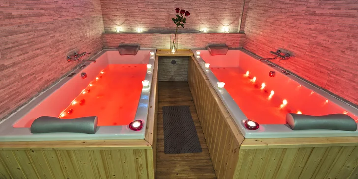 Romantická noc ve wellness: sauna, vířivky, vybavený obývací pokoj i terasa s posezením