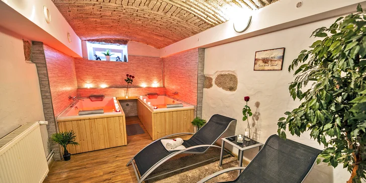 Romantická noc ve wellness: sauna, vířivky, vybavený obývací pokoj i terasa s posezením