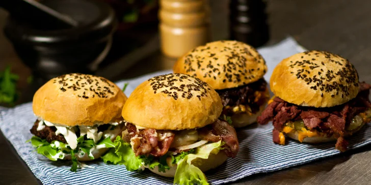 Ke každému burgeru dostanete domácí americké hranolky a salát coleslaw.