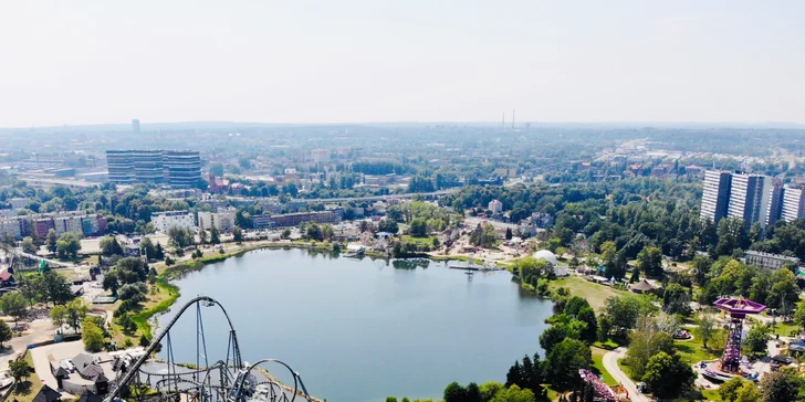 Zábavní park obklopuje zeleň, udělejte si piknik.