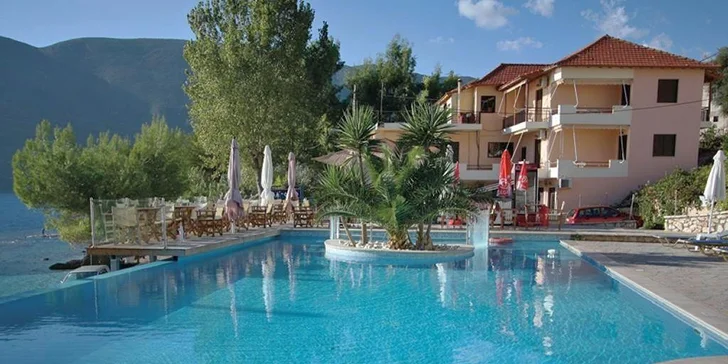K hotelu patří bazén, u něj jsou lehátka a slunečníky i bar. 
