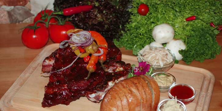 Masitá žebírka v BBQ marinádě s domácí čalamádou i rozpečeným chlebem