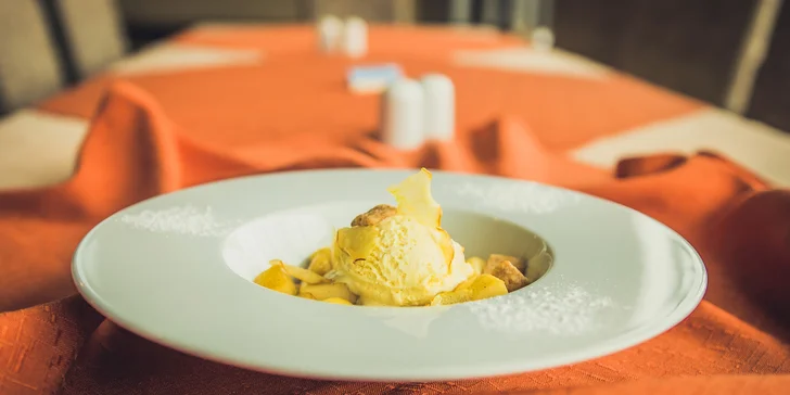 Tříchodové menu pro dva u řeky Mže: tatarák z lilku, čerstvý losos na grilu i voňavá jablíčka se zmrzlinou