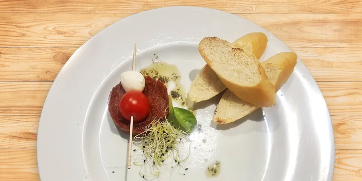 Tříchodové menu pro dva u řeky Mže: tatarák z lilku, čerstvý losos na grilu i voňavá jablíčka se zmrzlinou