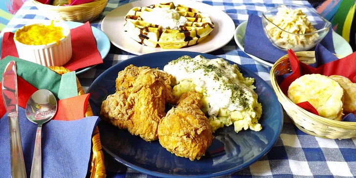 Jižanská hostina ve stylu New Orleans: mac & cheese, smažené kuře i waffle