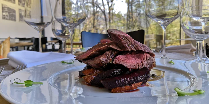 4chodové menu v krásné restauraci: telecí medailonky či steak flambovaný před vašimi zraky