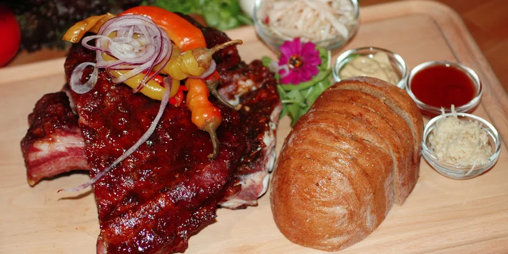 Masitá žebírka v BBQ marinádě s domácí čalamádou i rozpečeným chlebem