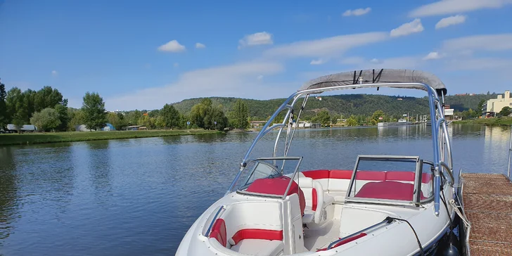 Jízda sportovní dvoumotorovou lodí Yamaha AR230 o výkonu 320 koní