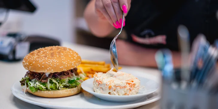 Burger nebo tortilla s trhaným masem, hranolky a coleslaw pro 1 nebo 2