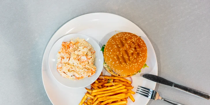 Burger nebo tortilla s trhaným masem, hranolky a coleslaw pro 1 nebo 2