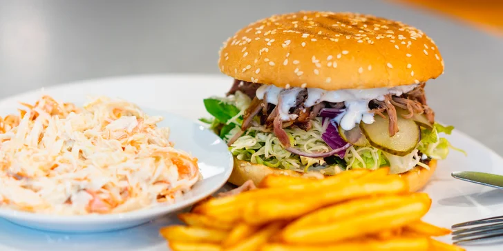 Burger nebo tortilla s trhaným masem, hranolky a coleslaw pro 1 nebo 2