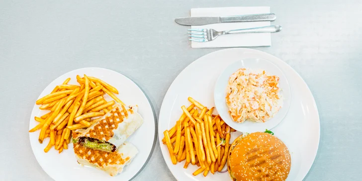 Burger nebo tortilla s trhaným masem, hranolky a coleslaw pro 1 nebo 2