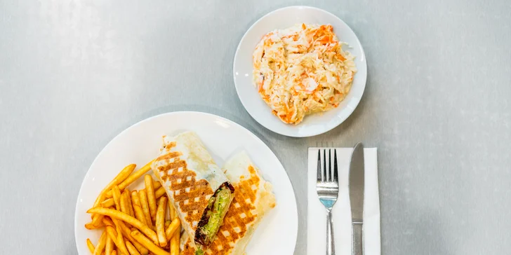 Burger nebo tortilla s trhaným masem, hranolky a coleslaw pro 1 nebo 2