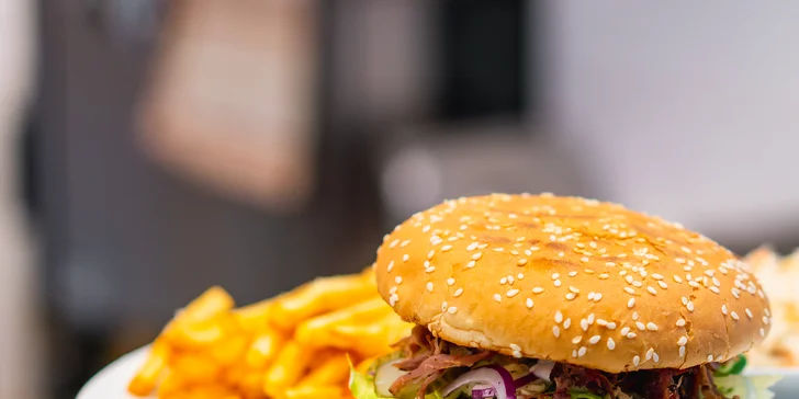 Burger nebo tortilla s trhaným masem, hranolky a coleslaw pro 1 nebo 2