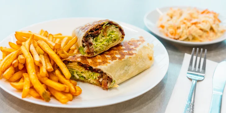 Burger nebo tortilla s trhaným masem, hranolky a coleslaw pro 1 nebo 2