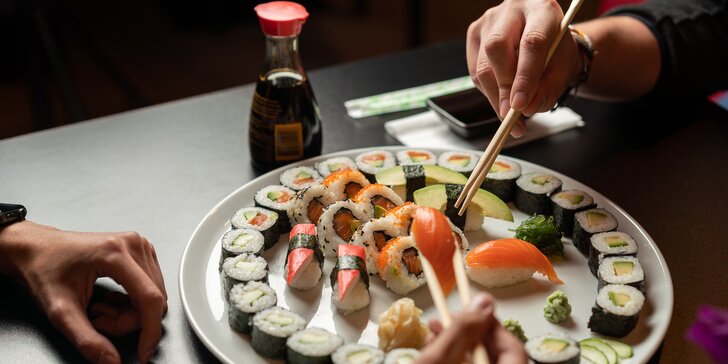 Asijská restaurace: 38 až 60 ks sushi s lososem, úhořem, tuňákem i avokádem