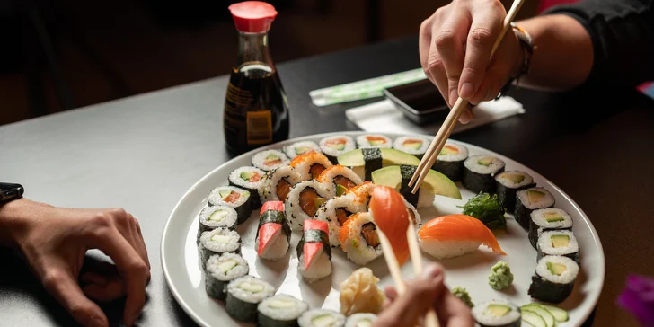 Asijská restaurace: 38 až 60 ks sushi s lososem, tuňákem i avokádem
