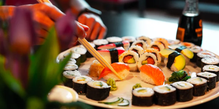 Asijská restaurace: 38 až 60 ks sushi s lososem, tuňákem i avokádem