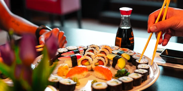Asijská restaurace: 38 až 60 ks sushi s lososem, tuňákem i avokádem