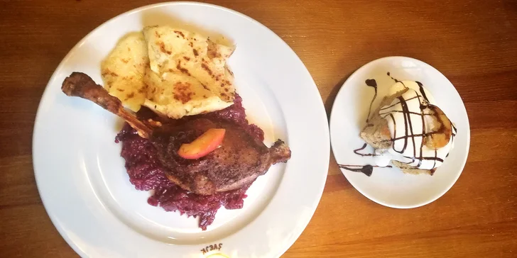 Svatomartinské hody: menu pro dva i celá pečená husa s lahví růžového vína