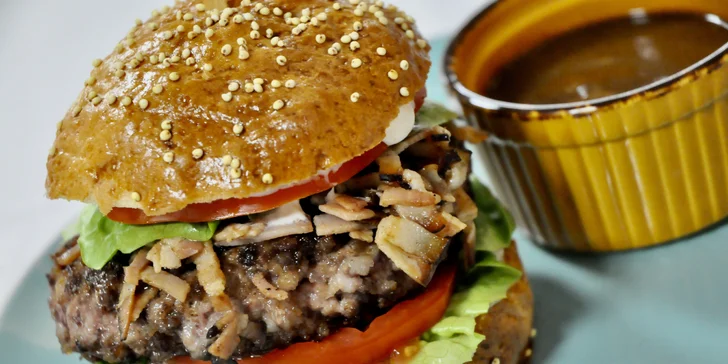 Burger z vyzralého hovězího v domácí bulce se slaninou, sýrem a kyselou okurkou