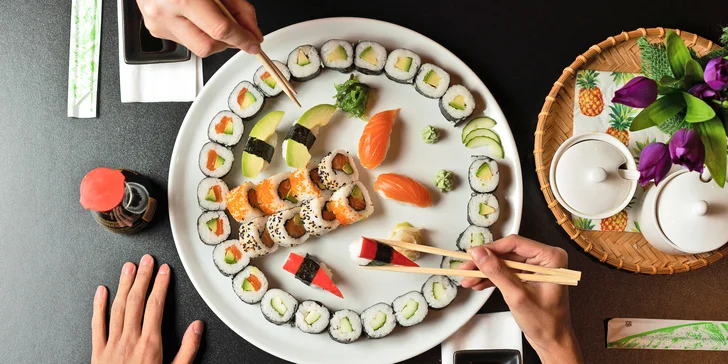 Asijská restaurace: 38 až 60 ks sushi s lososem, tuňákem i avokádem