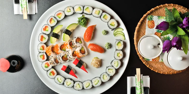 Asijská restaurace: 38 až 60 ks sushi s lososem, tuňákem i avokádem