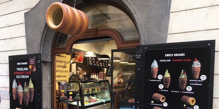 Voňavá pochoutka v centru Prahy: trdelník se zmrzlinou a třeba i jahodami, horký nápoj ke každému