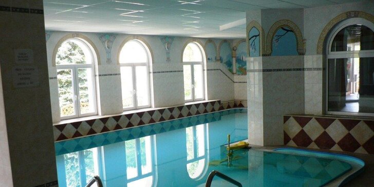 Lázeňský pobyt v Luhačovicích blízko kolonády: polopenze, bazén i procedury