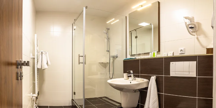 Bohemia Inn Hotel: 3 dny v Turnově se snídaněmi a lyžovačkou nebo láhví prosecca na pokoji