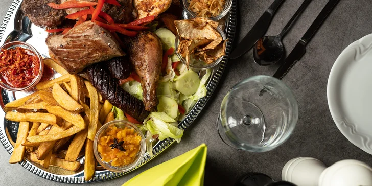 Mix grill: 1,2 kg masových specialit s přílohou a omáčkami