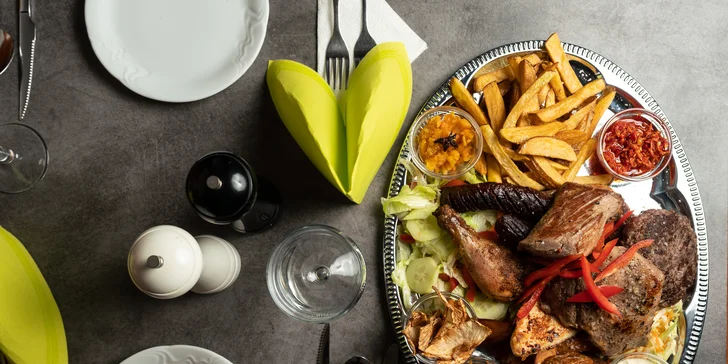 Mix grill: 1,2 kg masových specialit s přílohou a omáčkami